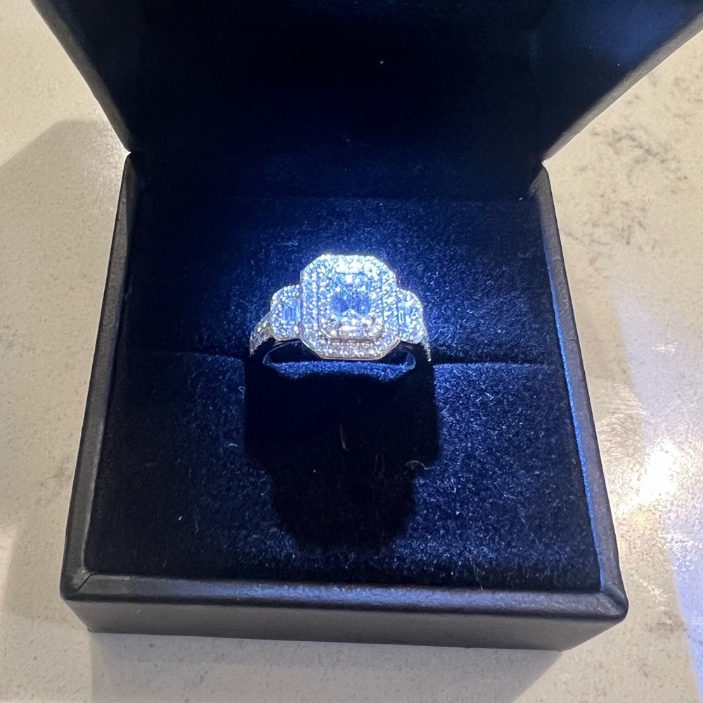 Diamond ring  1.46 ctw clarity VS-2 tha diamond color is 1 or better Emeral cut - Picture 3 of 13